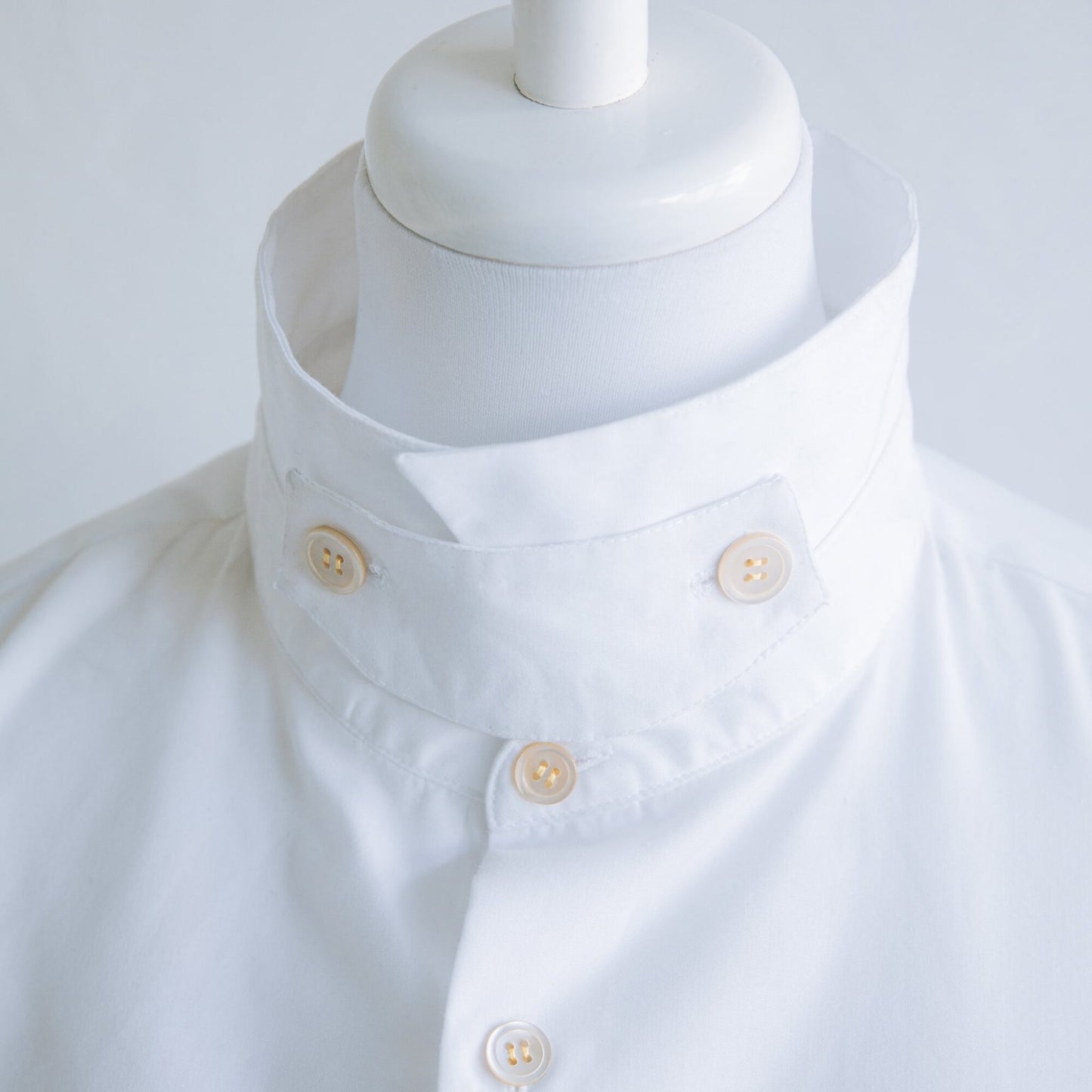 L'essentiel est - Chin Strap Clopped Shirt